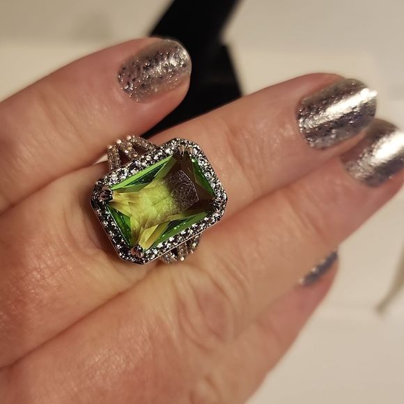 HUGE GREEN EMERALD CUT RING - Picture 6 of 6